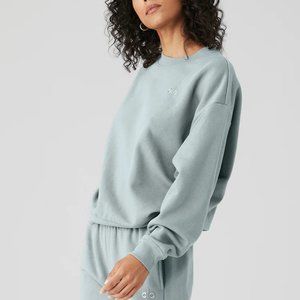 Alo Yoga Accolade Crewneck Pullover in Cosmic Gray